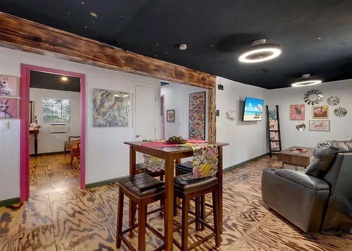 Artsy 2br, Near Fsu & Downtown Сasa de vacaciones